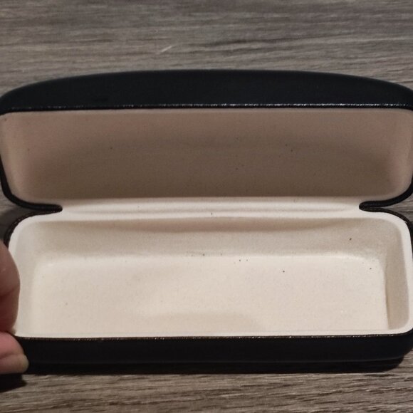 Oakley eyewear glasses case with cleaning cloth black cream - Picture 6 of 9